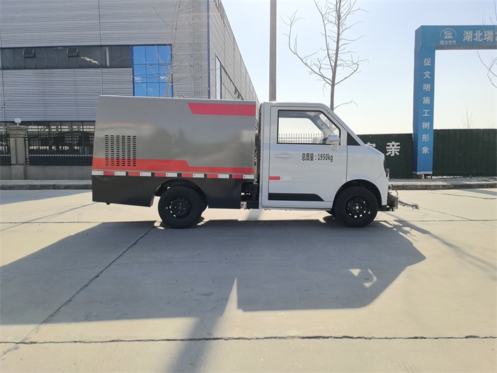 小型纯电动路面清洗车