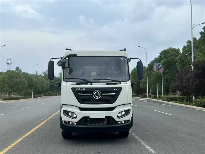 东风天锦电动干湿两用吸尘车