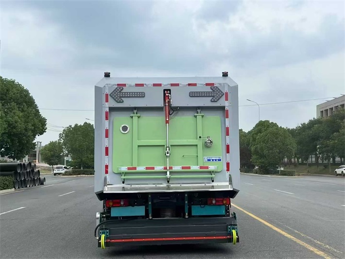 东风天锦电动干湿两用吸尘车