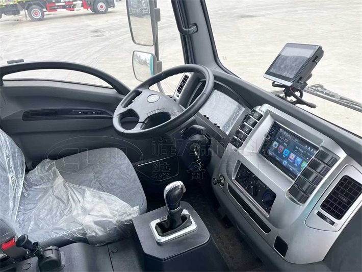 东风华神纯电动吸尘车