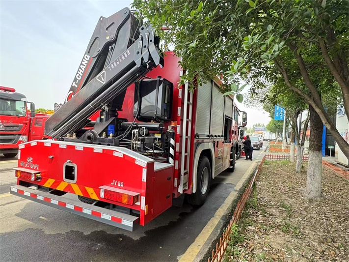 CLW5140TXFJY80/HW重汽抢险救援消防车