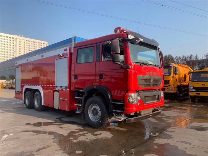 豪沃后八轮18吨水罐泡沫消防车