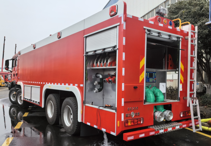 豪沃双排25吨水罐泡沫消防车