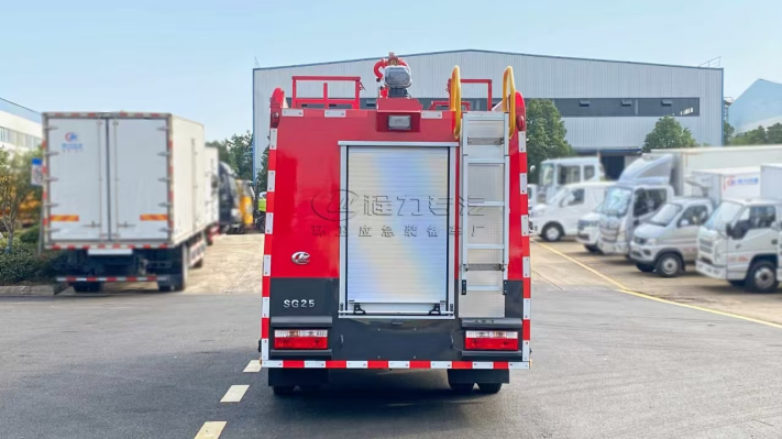 东风小多利卡2.5吨水罐消防车