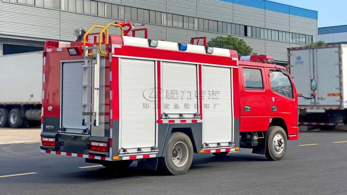 东风小多利卡2.5吨水罐消防车