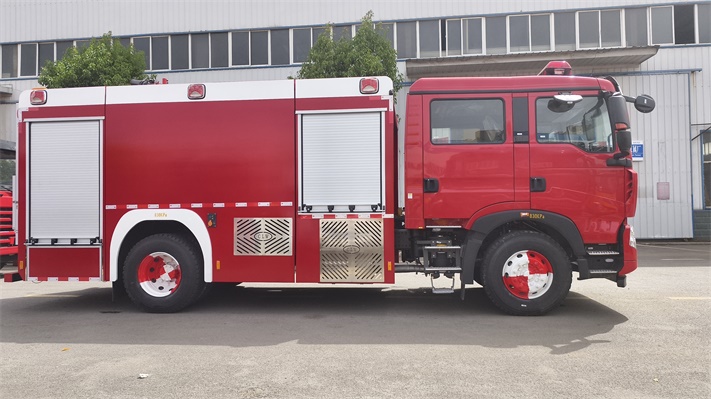 重汽豪沃8吨水罐（泡沫）消防车