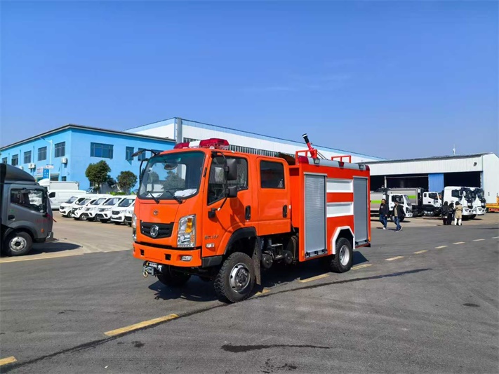 四驱东风随专3.5方水罐（泡沫）消防车
