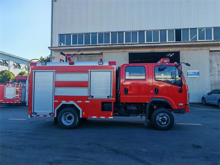 四驱东风随专3.5方水罐（泡沫）消防车