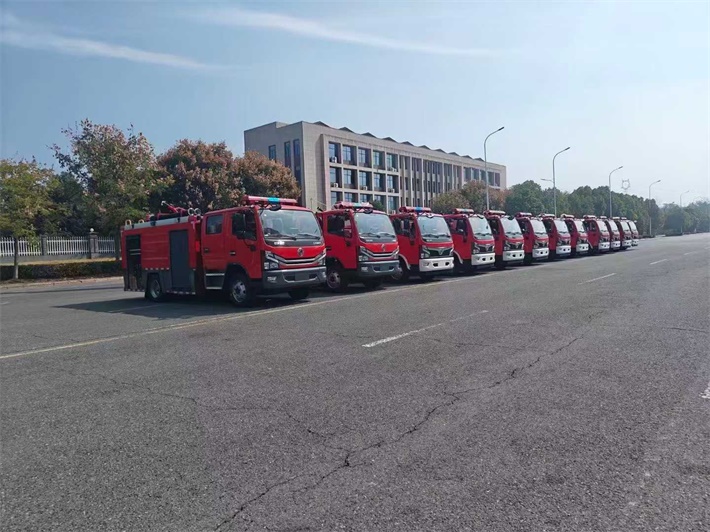 东风4.0方水罐（泡沫）消防车