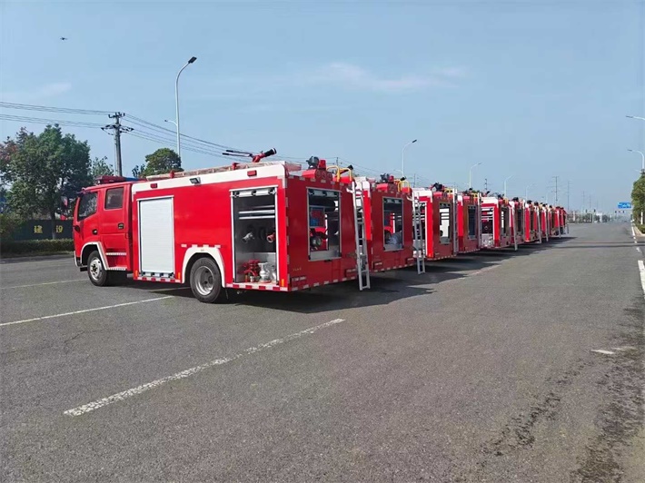 东风4.0方水罐（泡沫）消防车