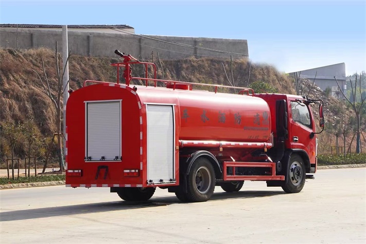 东风福瑞卡 8 方消防洒水车