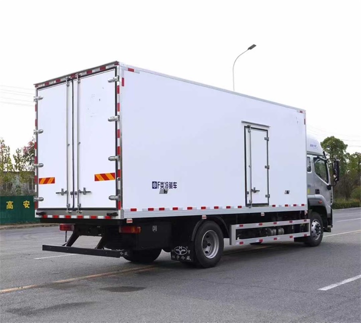 欧曼6.8米冷藏车
