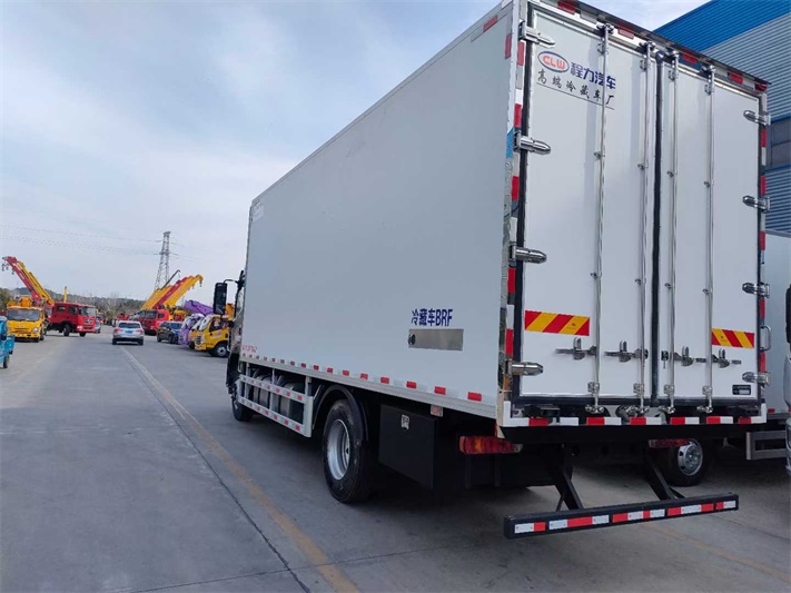 欧曼6.8米冷藏车