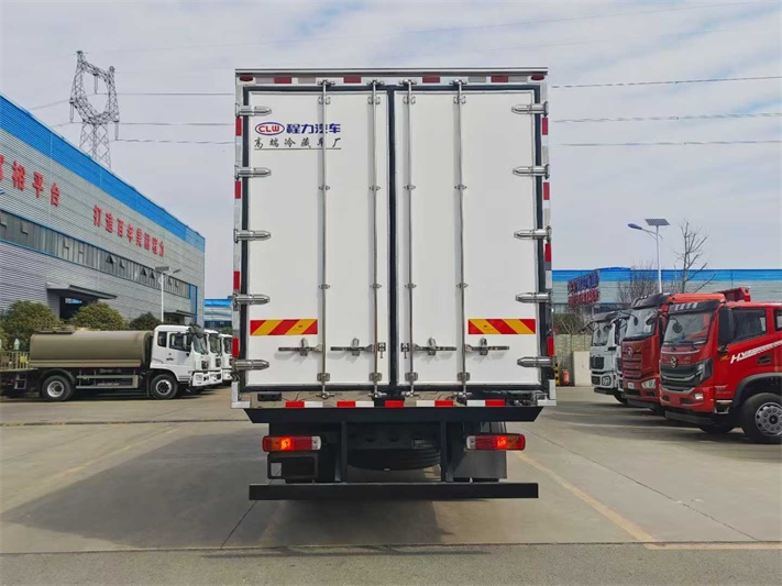 汕德卡6米8冷藏车