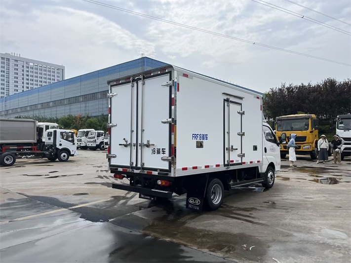 飞碟缔途EF3纯电动3.8米小型冷藏车