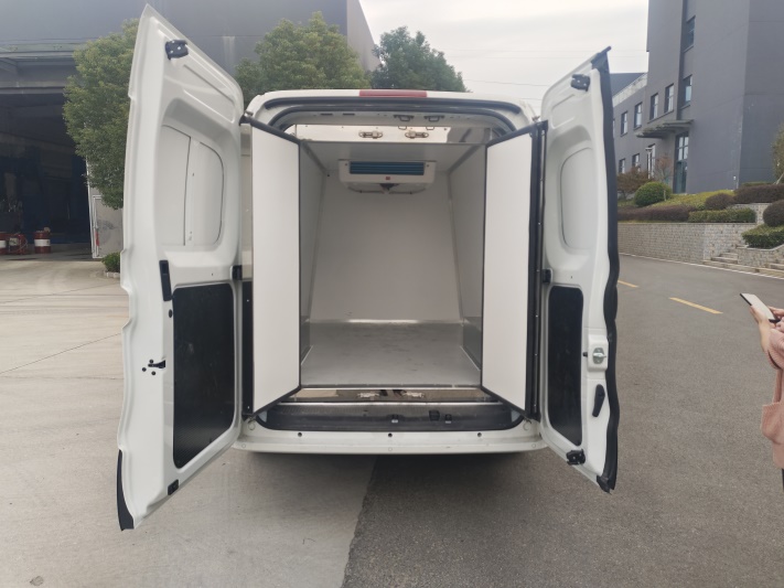 上汽大通纯电动面包冷藏车