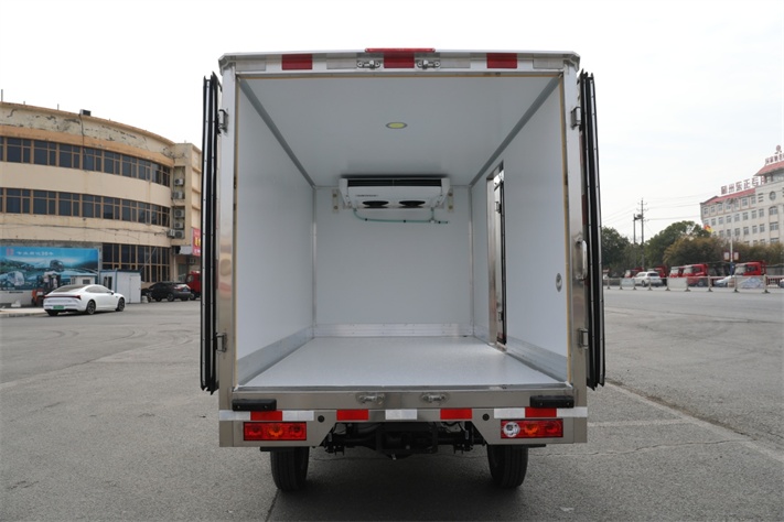 吉利FIE3.1米小型电动冷藏车