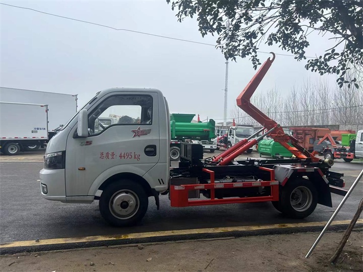 东风途逸勾臂垃圾车