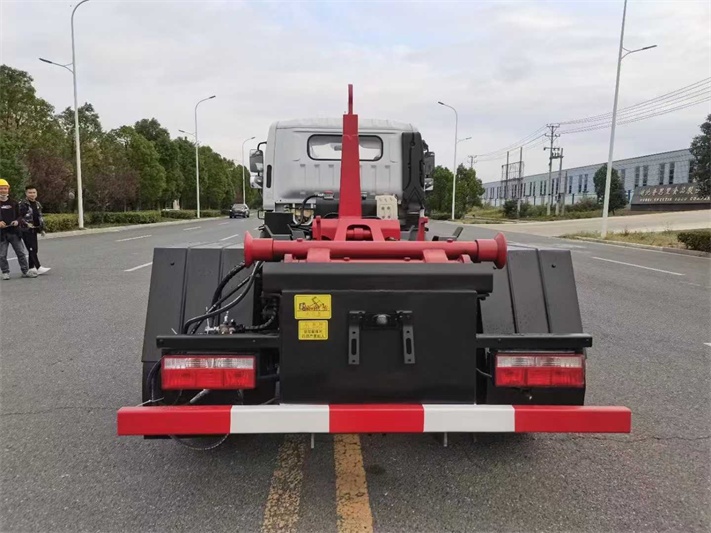 东风勾臂垃圾车（7方）（套臂）