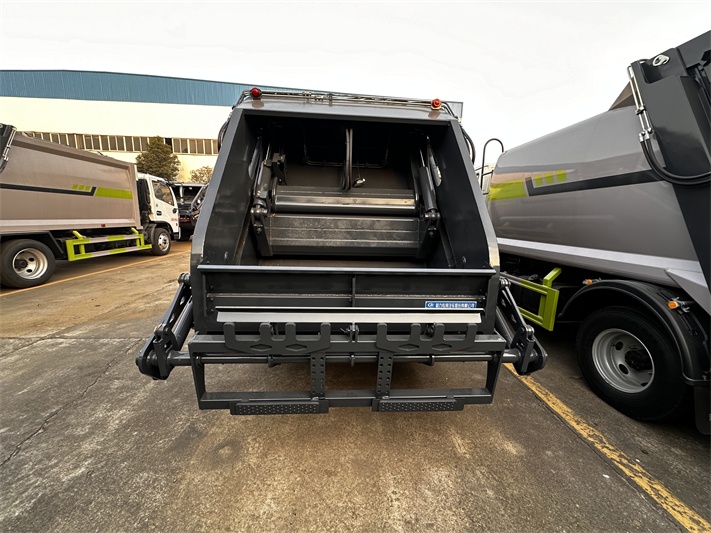 重汽豪沃蓝牌6方压缩垃圾车