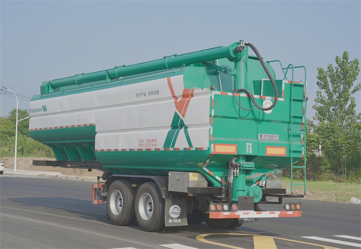 两轴半挂散装饲料运输车