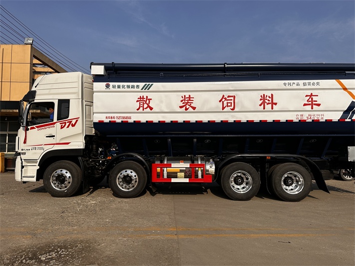 东风天燃气短三轴散装饲料运输车