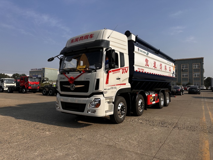 东风天燃气短三轴散装饲料运输车