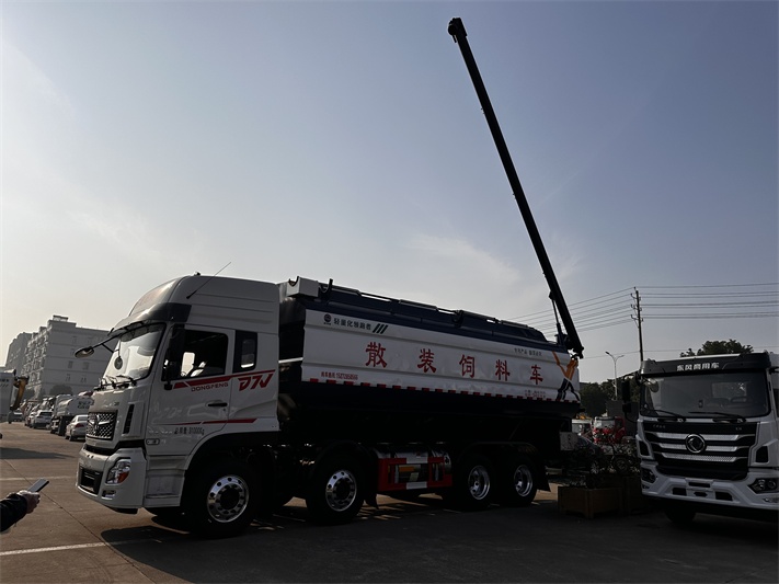 东风天燃气短三轴散装饲料运输车