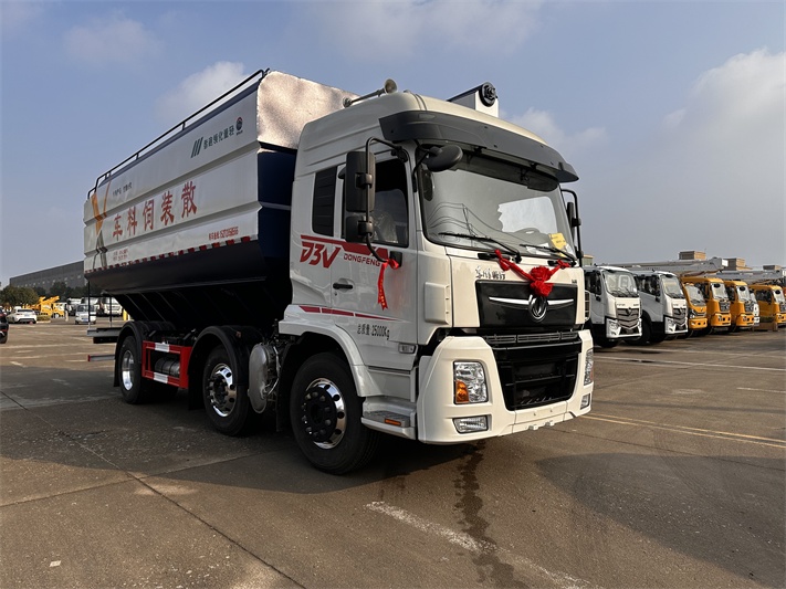 东风小三轴散装饲料运输车