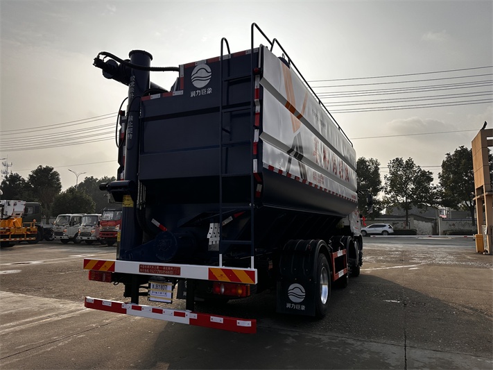 东风小三轴散装饲料运输车