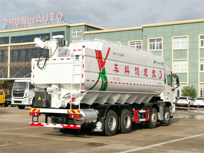 重汽短四轴44方散装饲料运输车