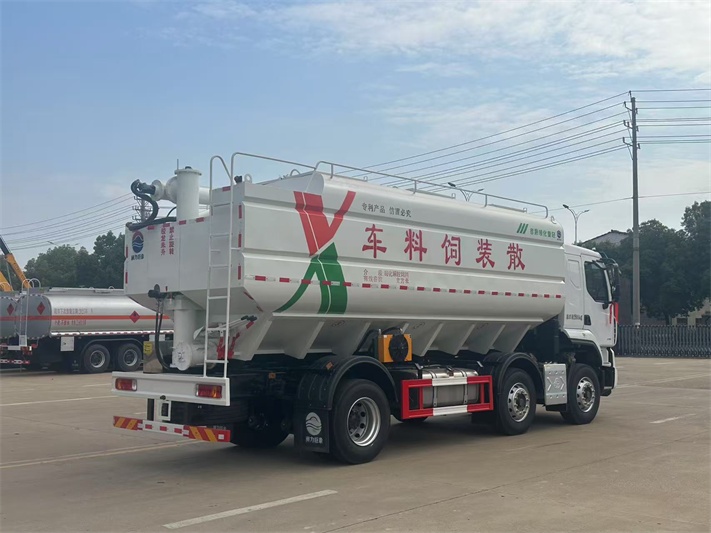 柳汽短三轴散装饲料运输车