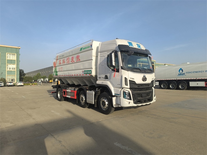 柳汽短三轴散装饲料运输车