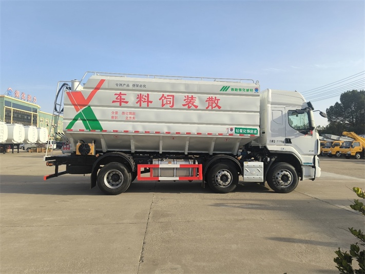 柳汽短三轴散装饲料运输车