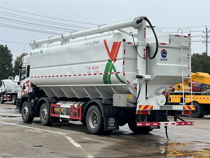 柳汽短三轴散装饲料运输车