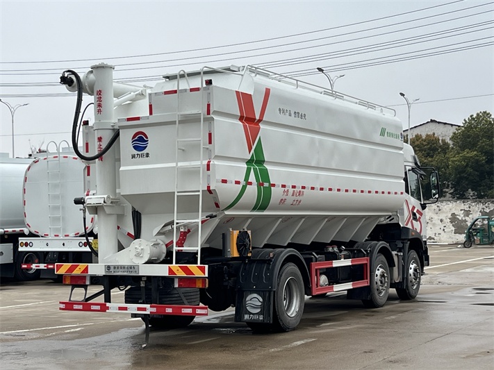 柳汽短三轴散装饲料运输车