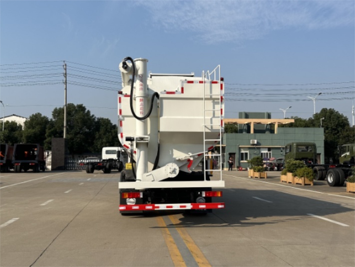 天锦小三轴散装饲料车