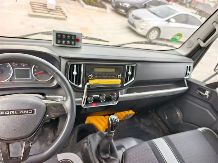 福田领航6方蓝牌压缩垃圾车