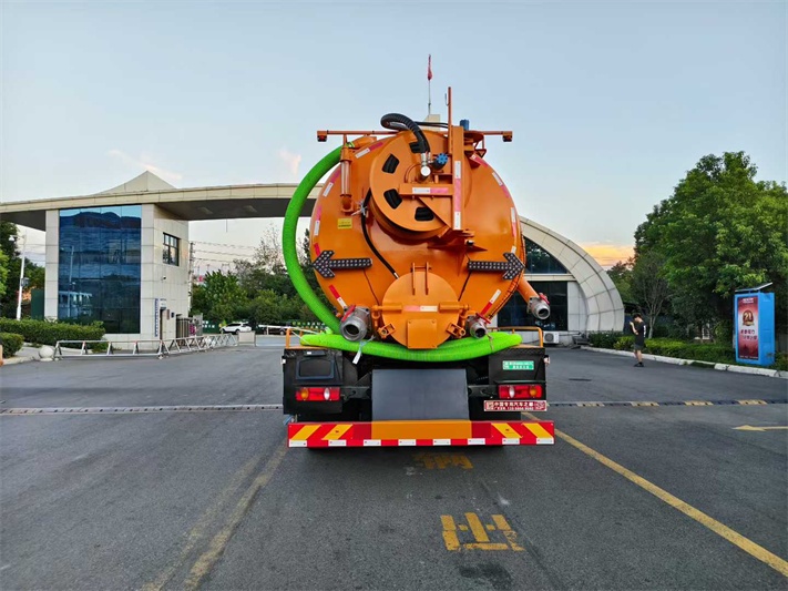 东风后八轮清洗吸污车