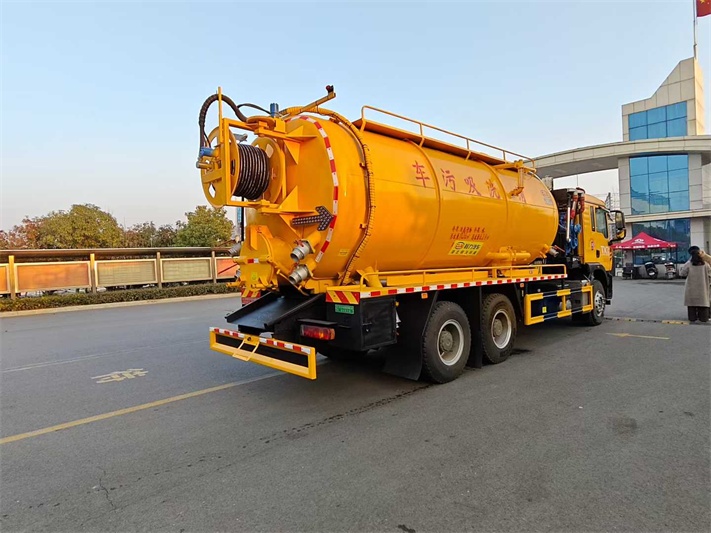 重汽后八轮清洗吸污车