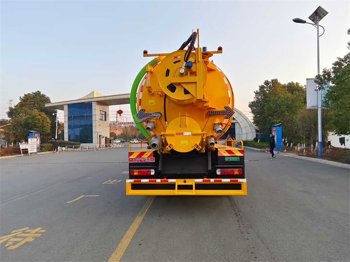重汽后八轮清洗吸污车