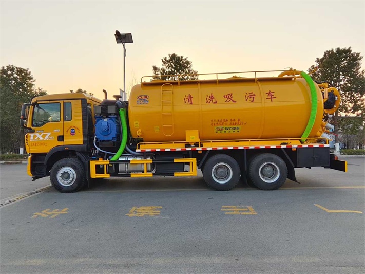 重汽后八轮清洗吸污车