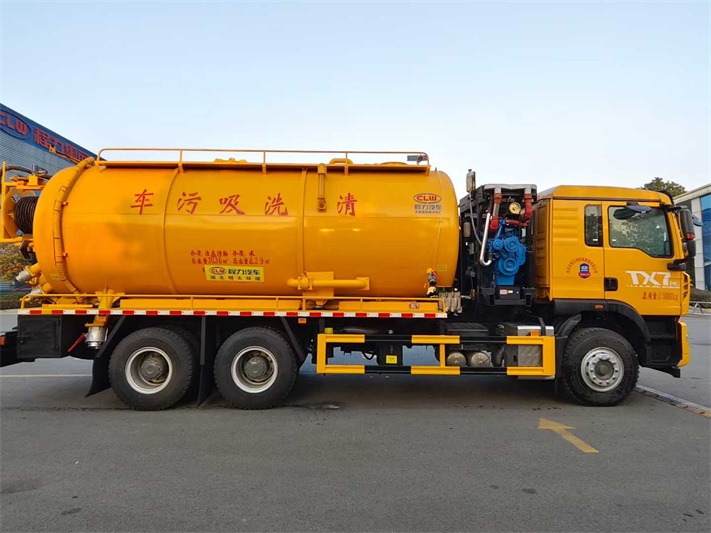 重汽后八轮清洗吸污车